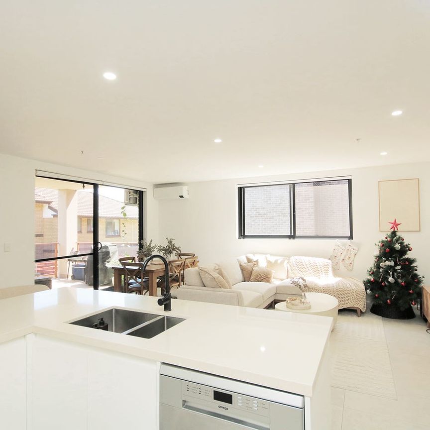 As-new 2 bedroom unit in secure building - Photo 1