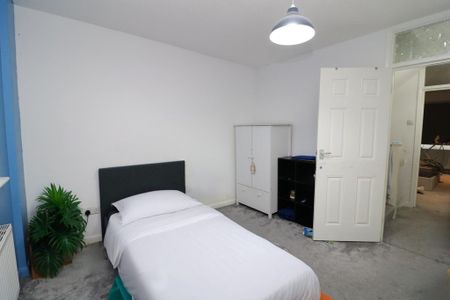 4 bedroom townhouse to rent - Photo 5