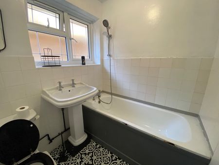 2 Bed Flat, Callander Road, SE6 - Photo 4