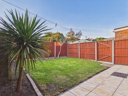 Hamilton Close, Feltham,TW13 - Photo 3