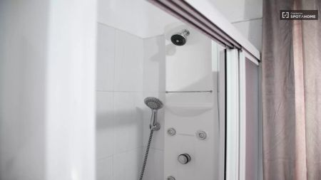 Single room in Guindalera, Salamanca zone, house with 10 bedrooms - Photo 3