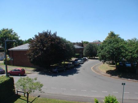 2 bedroom Flat To Let - Photo 2