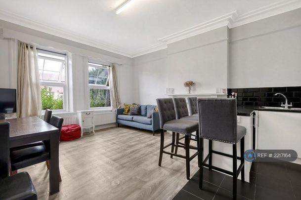 1 bedroom in a house share to rent - Photo 1