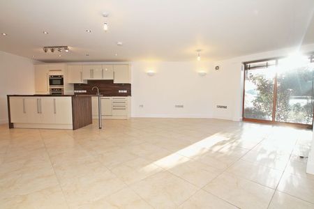 335 Swanwick Lane, Lower Swanwick, Southampton - Photo 3