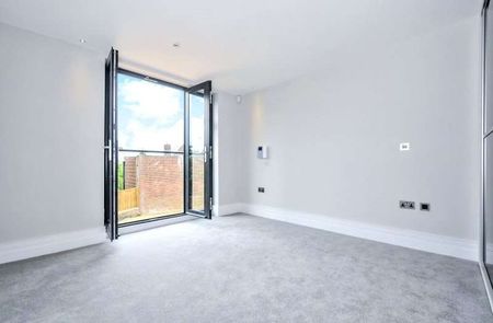 A luxury apartment in a prime Sevenoaks location, with off street parking. - Photo 5