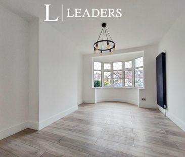 3 bedroom house to rent Parkstone Drive, SS2 - Photo 2