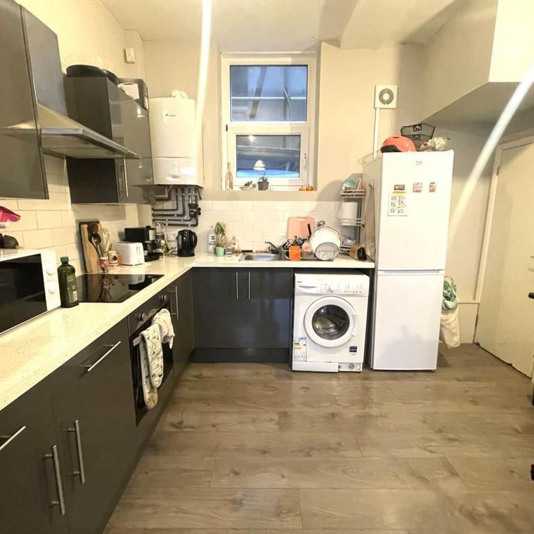 4 bedroom terraced house to rent - Photo 1