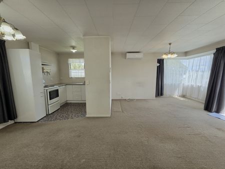 Comfortable Three-Bedroom Family Home - Photo 2