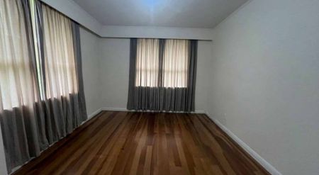 Spacious 4-Bedroom Family Home with Sunroom in... - Photo 5
