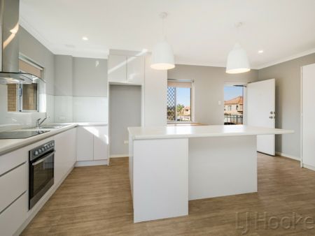 Renovated 2 Bedroom Apartment - Photo 4