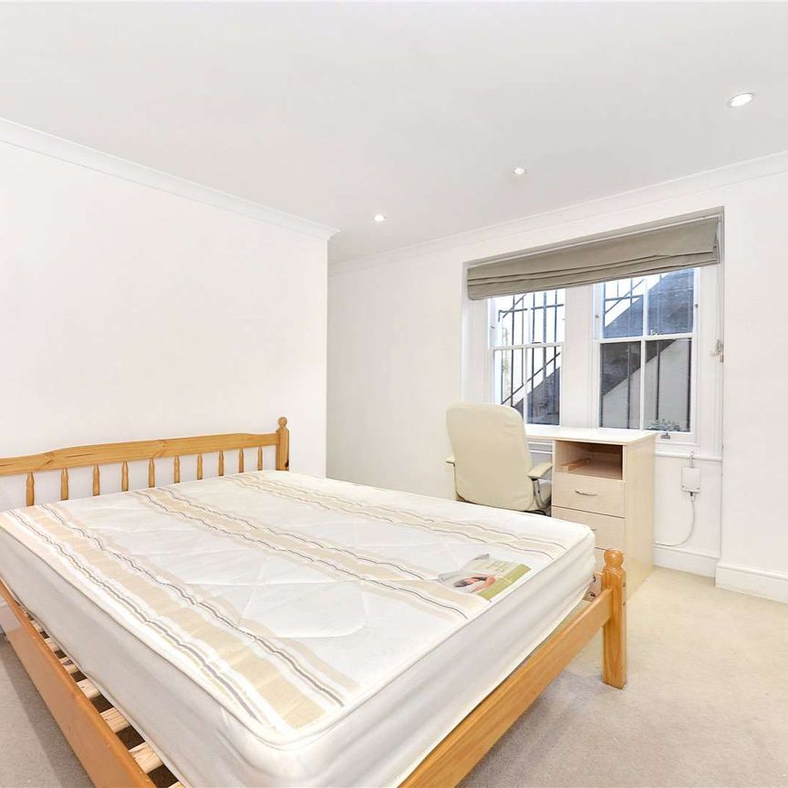 SHARER FRIENDLY - A spacious three bedroom apartment arranged over two floors and set in 935 sq ft, located 0.4 miles to UCL University. - Photo 1