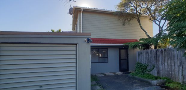 MEADOWBANK: Meadowbank Road Three Bed two level Townhouse in this sought after location - Photo 1