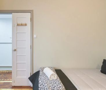 Room in a shared 9-bedroom apartment for rent in Lisbon. - Photo 6