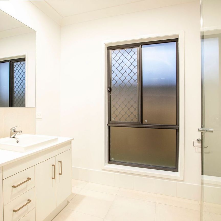 FOUR-BEDROOM FAMILY HOME - Photo 1