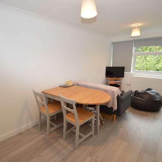 Weybridge, KT13 - Photo 1