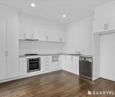 Modern Three Bedroom - Gardening Included - Photo 3