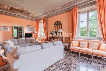 Villa ottocentesca con piscina nelle colline lucchesi