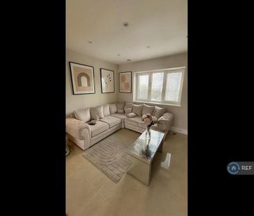 3 bedroom flat to rent - Photo 1