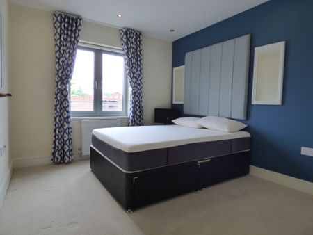 Queensmead, Farnborough, Hampshire, GU14 - Photo 4
