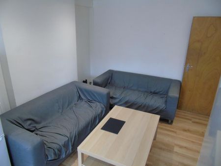 1 bedroom in a flat share to rent - Photo 2