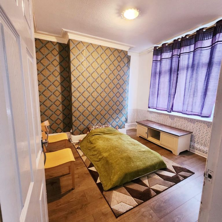 1 bedroom in a house share to rent - Photo 1