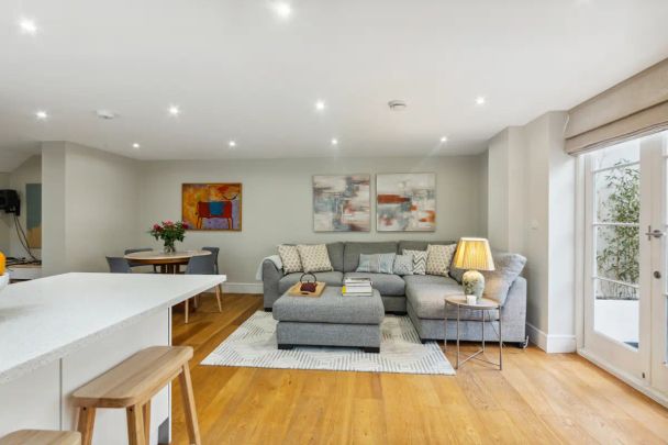 2 bedroom flat in London - Photo 1