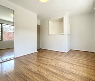 Modern Split-Level Townhouse-Style Apartment with Private Courtyard - Photo 4