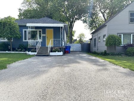 Renovated East End 2 Bed 1 Bath with Backyard Oasis - Photo 3