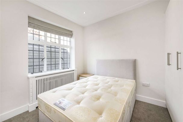 *Maximum occupancy of two sharers* Recently refurbished three bedroom flat in a portered building located at Brompton Cross in the heart of South Kensington. - Photo 1