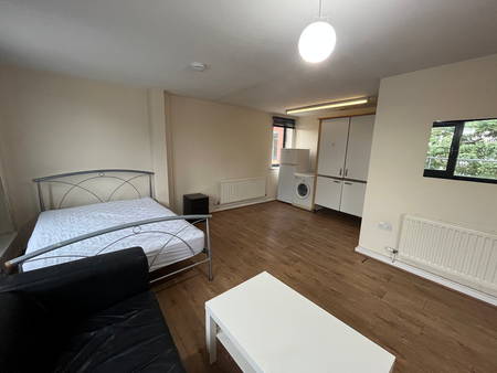 Studio to rent - Photo 2