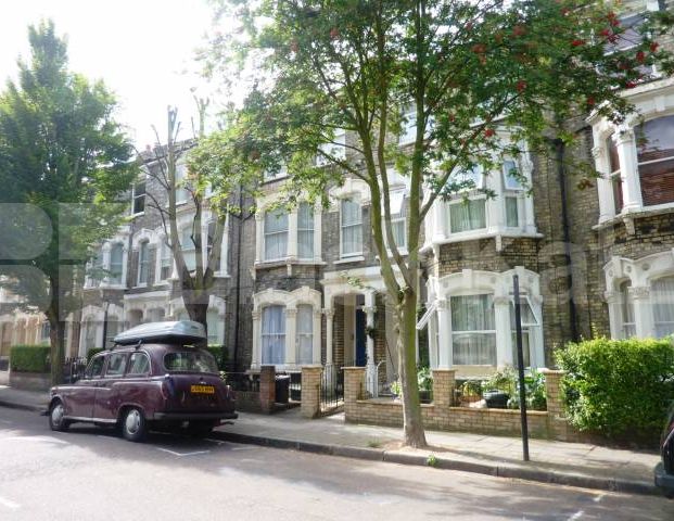 3 Bedroom, 1 bath, 1 reception Flat - Photo 1