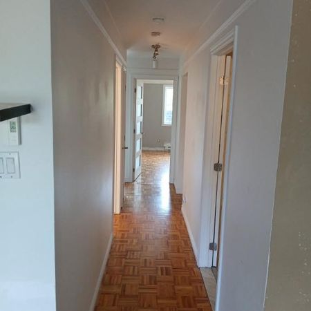 Logement à louer, proximité services, cour privée - Photo 4