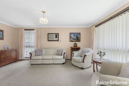 Charming Family Home - Photo 3