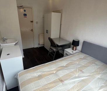 1 bedroom in a house share to rent - Photo 4