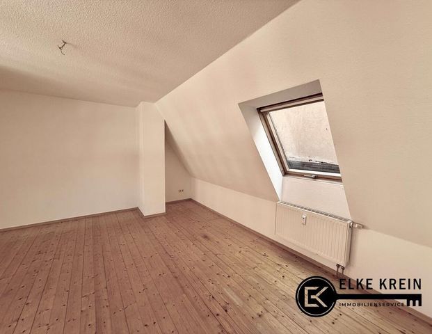 Wohnen im Baudenkmal – Dachgeschosswohnung mit Einbauküche in Bestlage - Photo 1