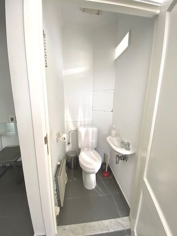 Polyvalente bedrijfsruimte van 50 m², ideaal voor vrij beroep. - Photo 3