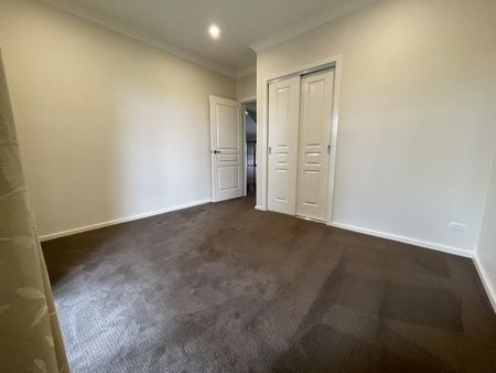 HILLVUE - Beautiful 4 Bedroom Home on the Golf Course - Photo 5