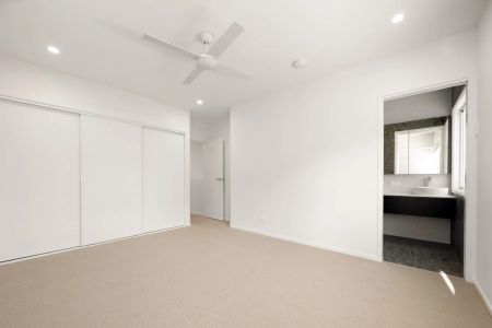 BRAND NEW DESIGNER TOWNHOUSE IN PRIME LOCATION - Photo 4