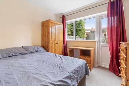 4 bedroom semi-detached house to rent - Photo 5