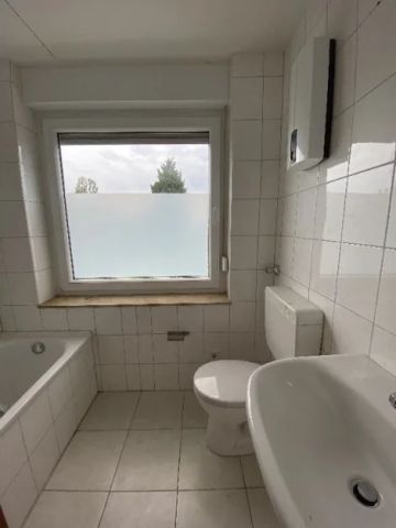 Kaarst, gemütliche 3-Zimmer-DG-Wohnung mit schönem Ausblick und Gartennutzung! MAX. 2Personen! - Photo 3