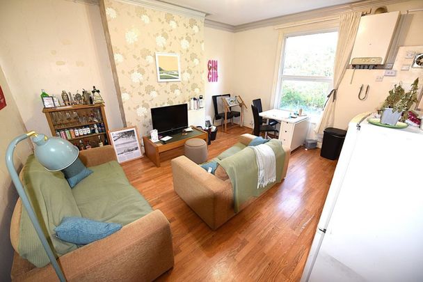 1 bedroom Flat in Victoria Road, Leeds - Photo 1