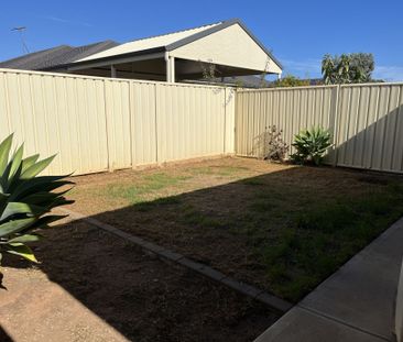 Modern 3 Bedroom Home - Photo 4