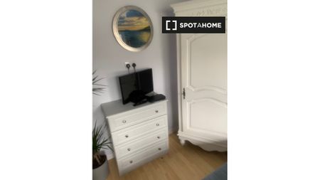 Bright room to rent in 3-bedroom house in Clondalkin, Dublin - Photo 3