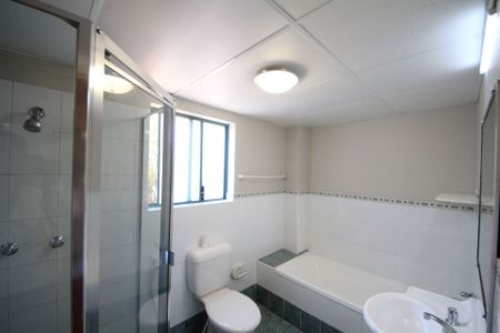 HUGE TWO BEDROOM APARTMENT !! - Photo 4