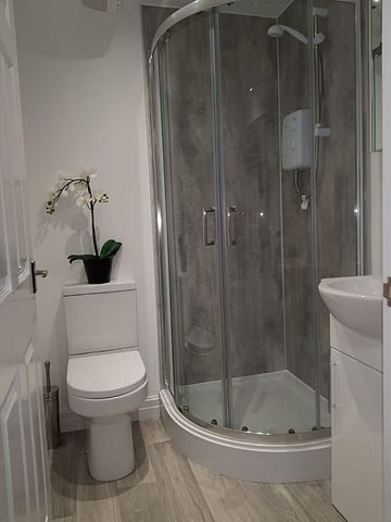 Stunining Newly refurbished en suite rooms - Photo 5