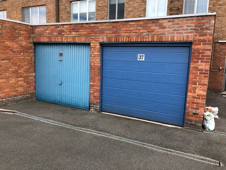 Ruim appartement met terras en prachtig zicht op de Durme, garage en 2 slaapkamers in Lokeren - Photo 3