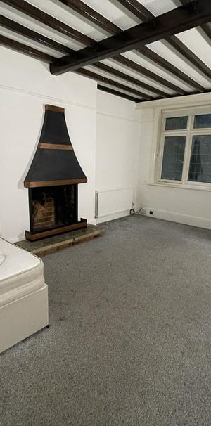 1 bedroom in a house share to rent - Photo 2