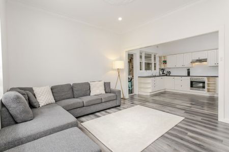 Three Bedroom Art Deco Modernised Home - Photo 4