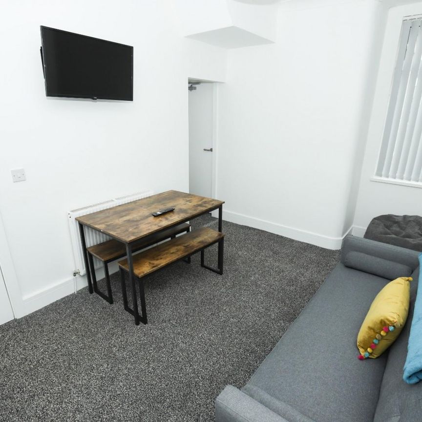 5 bedroom House To Let Total Size: 1002 SQ FT - Photo 1