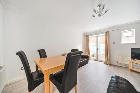3 bedroom end of terrace house to rent - Photo 2